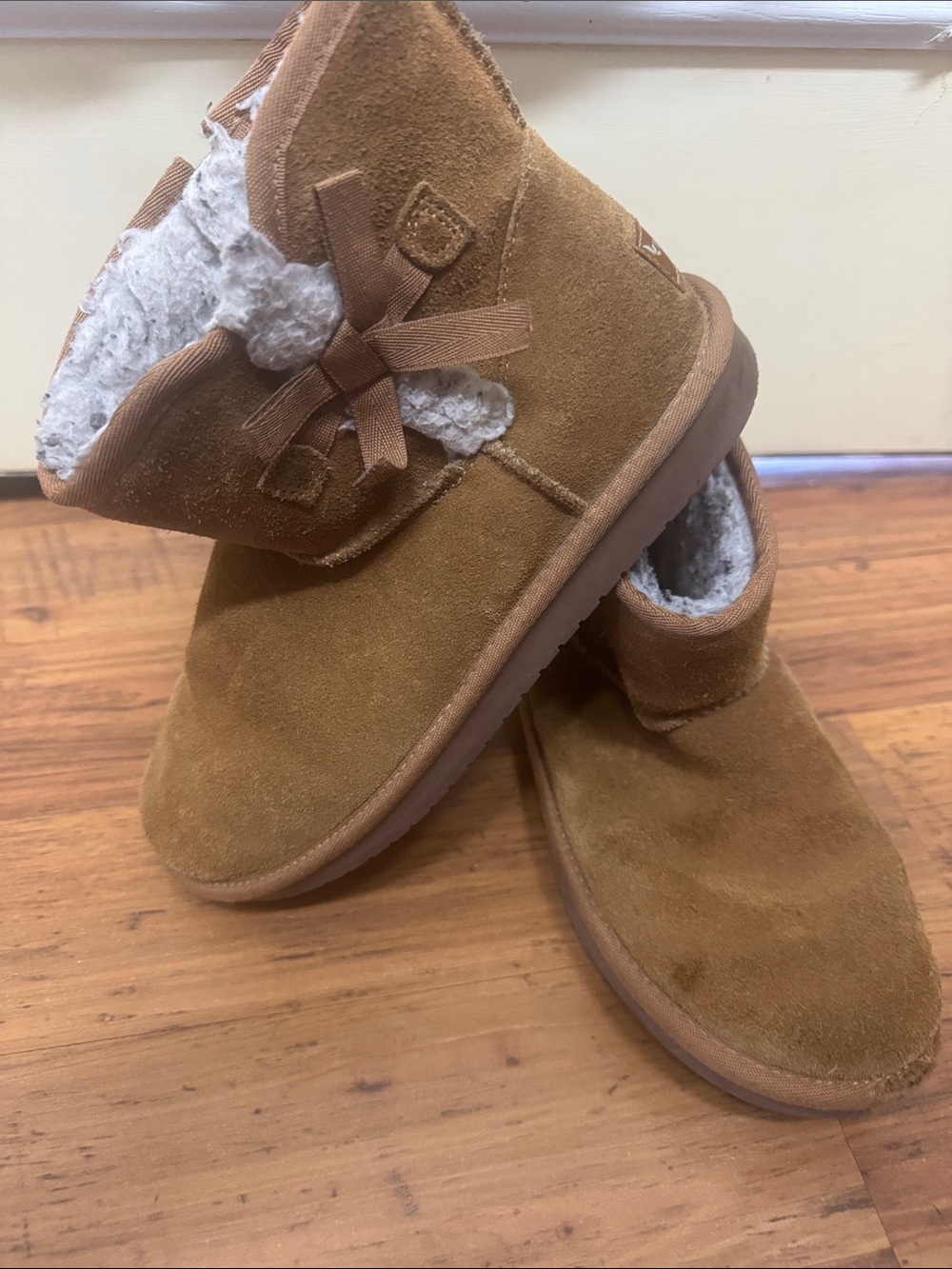 Koolaburra Women’s Tan Suede Shearling-Lined Slip-On Booties with Bow